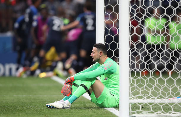 他的年薪同 他的年薪同